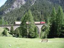 RhB,Albulalinie Ein G�terzug �berquert gerade einen der 9 Viadukte
am 11.07.03