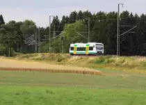 Nur wenige hundert Meter muss VT 50 der Vogtlandbahn aus Hof nach Falkenstein noch zurücklegen, dann hat er die ehemalige Zonengrenze BRD-DDR erreicht. Heute erinnert noch ein alter Kolonnenweg an den Grenzverlauf. Bahnstrecke 6362 Leipzig - Hof bei Föhrig (Oberfranken) am 17.08.2013