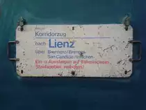 Zuglaufschild eines Korridorzuges von Lienz nach Innsbruck Hbf. Aufgenommen am 20.9.2015 im Lienzer Heizhaus.