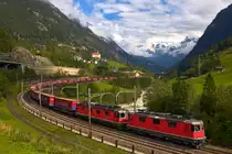 Aufgrund der Inbetriebnahme der ECTS Level 2 diesen Herbst verkehrt dieser Zug ohne die drei obligaten DB Loks.Daher donnern die Re 4/4 II 11180 und die Re 6/6 11607  Wattwil  zusammen mit der Schublok Re 4/4 II 11231 mit dem Sattelaufliegerzug der Spedition Winner den Gotthard hinauf.Bild Wassen den 24.9.2015