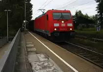 185 376-1 DB kommt die Kohlscheider-Rampe hoch aus Richtung Neuss,Herzogenrath mit einem langen Audi-VW-Zug aus Osnabrück nach Kortenberg-Goederen(B) und fährt durch Kohlscheid und fährt in Richtung Richterich,Laurensberg,Aachen-West.
Bei Wolken am Abend vom 24.9.2015.