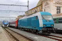 Die 223 069 hat am 14.09.2015 Mitagspause im Bahnhof Plzeň hl.n.  Nachdem Sie den Ex 353  Albert Einstein  bis Plzeň-Jižní Předměstí befördert hat (mit 30 Minuten  Verspätung an diesem Tag), ist sie leer bis zum Hauptbahnhof gefahren und hat nun Zeit bis gegen 15 Uhr, dann wartet die Rückleistung Ex 352  Jan Hus  in Richtung Deutschland.