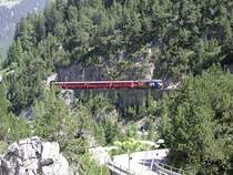 RhB,Albulalinie Streckenaufnahme zwischen Berg�n und Preda am 11.07.03
�berall finden sich sch�ne Fotomotive an diesen Bahnhistorischen Lehrpfad