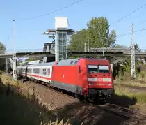 101 052-9 mit IC 2239 von Warnem�nde nach Leipzig Messe bei der Durchfahrt im Haltepunkt Rostock-Marienehe.25.09.2015