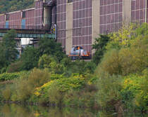 Die Gravita von SaarRail (Saarstahl) rangiert auf dem Werksanschluss. Da dass Gleis meist tiefer als die Bahnstrecke 3230 Saarbrücken - Karthaus liegt bietet sich kaum eine Möglichkeit dort Saarstahl Züge abzulichten. Diese Lücke wurde genutzt. 21.10.2013