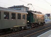 Swisstrain/SMB: Die ehemalige SMB Be 4/4 171 (1944) von Swisstrain auf der Fahrt ab Payerne zum Be 4/4 Treffen in Sulgen. Die Aufnahme entstand in Solothurn-HB am frühen Morgen des 26. September 2015, wo sie in den früheren Jahren noch im Dienste von SMB und EBT jeden Tag vor Regional- und Güterzügen zu sehen war. Die ersten sichtbaren Sonnenstrahlen auf der Seitenwand der Lok weisen auf einen prächtigen Herbsttag hin.
Foto: Walter Ruetsch 