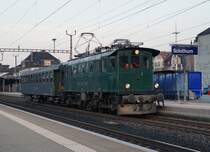 Swisstrain/SMB: Die ehemalige SMB Be 4/4 171 (1944) von Swisstrain auf der Fahrt ab Payerne zum Be 4/4 Treffen in Sulgen. Die Aufnahme entstand in Solothurn-HB am frühen Morgen des 26. September 2015, wo sie in den früheren Jahren noch im Dienste von SMB und EBT jeden Tag vor Regional- und Güterzügen zu sehen war.
Foto: Walter Ruetsch 