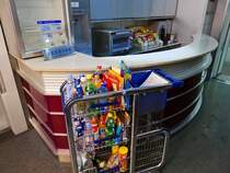 Bord-Bistro in einem CRH2-Zug von Suzhou nach Kunshan-Nan, 20.6.15 
Mit dem Wägelchen im Vordergrund wird Service am Platz angeboten.