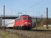 115 448-3 zieht am 17.M�rz 2015 zwei IC-Wagen und einen ICE 2-Mittelwagen durch Retzbach-Zellingen in Richtung W�rzburg.