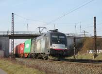 182 527 zieht am 17.M�rz 2015 einen Containerzug durch Retzbach-Zellingen in Richtung W�rzburg.