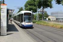 Genève / Genf TPG Tram 15 / 12 (Bombardier Be 6/8 869) Avenues des Communes-Réunies / Palettes am 5. Juli 2015.