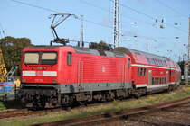 Die Dortmunder 112 134-2 mit RE 18590 von Berlin Hbf(tief)nach Warnem�nde bei der Einfahrt in Warnem�nde.26.09.2015