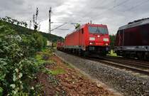 185 317-5 mit einen Containerzug begegnet der 185 567-5 in Haunetal gesehen am 23.09.15.