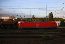 185 141-9 DB fährt mit einem langen Kohlenzug aus Gent-Zeehaven(B) nach Garching(D) bei der Ausfahrt aus Aachen-West und fährt in Richtung Aachen-Schanz,Aachen-Hbf,Köln. 
Aufgenommen vom Bahnsteig in Aachen-West.
In der Abendsonne am Abend vom 25.9.2015.