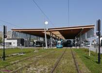 Die Station Haluchère-Batignolles in Nantes ist ein Knotenpunkt zum Umsteigen zwischen Tram-Train (der zum Hauptbahnhof und nicht ins Zentrum fährt), Tram und Bus.
Hier sind von links nach rechts die Straßenbahn 360 der TAN des Typs ADTranz-Bombardier Incentro, sowie die Tram-Train Doppeltraktionen SNCF-U53542(TT121)+U53511(TT106) und SNCF-U53542(TT121)+U53511(TT106) vom Typ Alstom Citadis-Dualis zu sehen.

Hier fahren beide Systeme als Straßenbahn. Das Bild wurde von einer frei zugänglichen Stelle an der Straße, nicht im Gleisbereich, aufgenommen.
2014-07-19 Nantes Haluchère-Batignolles