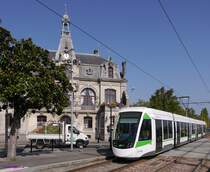 Vor der Kulissse der Mairie-de-Doulon fährt Tram TAN-390 (CAF Urbos3) als Ligne 1 nach Jamet.

2104-07-19 Nantes Mairie-de-Doulon 
