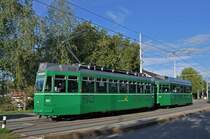 Wohl eines der letzten Bilder vom Be 4/4 461 zusammen mit dem B 1464 S auf dem Bruderholz. Die Be 4/4 der Serie 457 - 476 werden einer nach dem anderen abgebrochen. Einzig der Be 4/4 457 wird als Oldtimer im Bestand bleiben. Die Aufnahme stammt vom 20.09.2015.