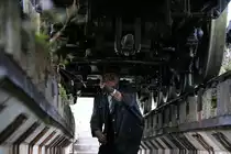 Versteckt unter Tonnen von Stahl tut Rudi seine Arbeit. Auschlacken von 25.026 nach getaner Arbeit am 25.September 2015.