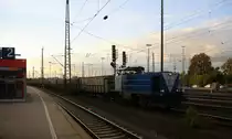 Die V107 von der Rurtalbahn fährt mit einem kurzen Bleizug aus Antwerpen-Lillo(B) nach Stolberg-Hammer bei der Ausfahrt in Aachen-West und fährt in Richtung Aachen-Schanz,Aachen-Hbf,Aachen-Rothe-Erde,Stolberg-Hbf(Rheinland). Aufgenommen vom Bahnsteig in Aachen-West. 
In der Abendsonne am Abend vom 25.9.2015.