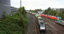185 571-7 von MRCE fährt mit einem langen Containerzug aus Antwerpen-Oorderen(B) nach Gallarate(I) bei der Ausfahrt von Aachen-West und fährt in Richtung Aachen-Hbf,Köln.
Aufgenomen von der Brücke der Turmstraße in Aachen.
Bei Sonne und Wolken am Abend vom 26.9.2015. 