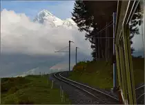 Eine ziemlich berühmte Nordwand von Westen und eine Straßenbahn ohne Straße. Unterwegs zwischen Grütschalp und Mürren aus der BLM gesehen, September 2015.

