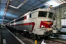 SNCF CC 40101 am 20.08.2014 im Cité du Train.
Die 1964 gebaute Lok ist die erste Lok ihrer aus 10 Loks, darunter vier Prototype, bestehenden Lokbaureihe. Die Loks wurden als 4 System (Mehrsystem) Loks gebaut und konnten in den Ländern Frankreich, Belgien, Holland und Deutschland fahren. Die Vier Prototypen hatten eine Höchstgeschwindigkeit von 240 km/h und die Serienloks eine Geschwindigkeit von 220 km/h.
Trotz ihrer Ausrüstung als 4 Systemlok wurden die Maschienen nur unter zwei Systemen eingesetzt. SIe wurden vornehmlich auf der Strecke Paris - Brüssel eingesetzt, sind aber auch nach Lüttich und Namur gekommen.
Als 1996 der Thalys Verkehr zwischen Frankrecih und Belgien anlief wurden die Loks abgestellt.
Heute sind noch drei Loks Erhalten, die hier gezeigte CC 40101, die in Oignies im Museum stehende CC 40109 und die im Dépôt Villeneuve-St. Georges abgestellte CC 40110 und wird betriebsfähig vorgehalten.