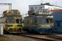 Diese beiden schicken MVTV 2-013 bzw.2-111 stehen einsatzbereit im Betriebswerk Hradec Kralove, zum Tag der Eisenbahn aber zug�nglich. 26.09.2015