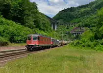Eine Re 10/10 mit einem KLV am 19.06.2014 bei Giornico.