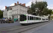Am Rande der Altstadt ist hier Tram TAN-308 (Typ Alsthom TFS Tramway Français Standard, Baujahr 1984) als Ligne 1 nach François-Mitterrand unterwegs.

Nantes hat am 07.01.1985 als erste Stadt in Frankreich wieder ein neues Straßenbahnsystem eingeführt. 
Diese Straßenbahn gehörte zu der ersten Generation und der ersten Lieferung moderner Straßenbahnen.
Damals hatte sie noch kein Niederflurmittelteil. Um dieses wurde sie später ergänzt.  


2104-07-19 Nantes Bouffay-Cours-Franklin-Roosevelt