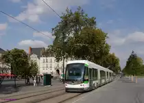 Am Rande der Alstadt ist hier Tram TAN-352 (Typ ADTranz-Bombardier Incentro, Baujahr 2000) als Ligne 1 nach Ranzay unterwegs.
Diese Straßenbahn gehört zur zweiten Generation moderner Straßenbahnen in Nantes. 
Der Tramtyp Incentro wurde von ADTranz entwickelt. Nach der Übernahme durch Bombardier wurde die weitere Vermarktung dann zugunsten der bei Bombardier entwickelten Tramtypen eingestellt. 

2104-07-19 Nantes Bouffay-Cours-Franklin-Roosevelt