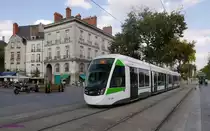 Am Rande der Alstadt ist hier Tram TAN-391(Typ CAF Urbos3, Baujahr 2012) als Ligne 1 nach Jamet unterwegs.
Diese Straßenbahn gehört zur dritten und derzeit neuesten Generation moderner Straßenbahnen in Nantes. 
Der Tramtyp Urbos3 stammt von der im spanischen Baskenland ansässigen Firma Construcciones y Auxiliar de Ferrocarriles (CAF).

2104-07-19 Nantes Bouffay-Cours-Franklin-Roosevelt

