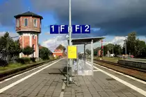 Waiting for a Train - Der Bahnhof von Niebüll am 18.09.2015 um die Mittagszeit.