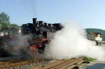 Eingeh�llt in eine Dampfwolke macht sich Lok 64 491 der Dampfbahn Fr�nkische Schweiz e.V. (DFS) auf den Weg, um den Museumsbahnzug nach Behringersm�hle zu bespannen. Am 13. Juli 2003 war sie anl��lich des Jubil�ums  20 Jahre Dampfbetrieb bei der DFS  im Einsatz.