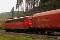 151 008-0 DB Schenker schiebt einen Güterzug über die Frankenwaldrampe bei Förtschendorf am 09.10.2015.