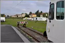 Augenschein am Ende des schweizerischen Eisenbahnnetzes im Pruntruter Zipfel.Gegenwärtiges Streckenende in Delle(F). Das riesige ehemalige Bahngelände dient einer Gruppe von Fahrenden als Standplatz. (09.10.2015)