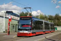 For City 15T 9321 wartet in der Einstiegstelle am Nadrazi Hostivar. (19.09.2015)