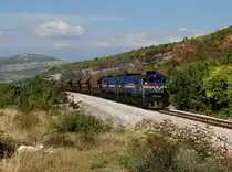 Die 2062 108 und die 2062 114 mit einem Güterzug am 02.10.2015 unterwegs bei Perković.