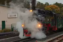 Am frühen Abend verlässt der Rasende Roland den Bahnhof im Ostseebad Göhren. - 08.10.2015
