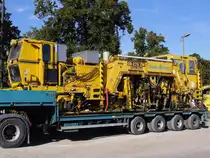 Gleisstopfmaschine Universal - Stopf - und Richt - Maschine 08-275 ZW der Firma Plasser & Theurer auf einem Tieflader; Dresden-Hafen, 01.10.2015
