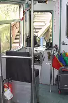 Da alle Züge der AFR, ausgenommen nach der 1. und 3. Spitzkehre, bergwärts geschoben werden, verfügt jeder Personenwagen über ein kleines Dienstabteil von wo ein Angestellter den Fahrweg beobachtet und dem Triebfahrzeugführer auf der Lok über Funk Anweisungen gibt. Dieses Dienstabteil verfügt über Schalter für Spitzen- und Innenbeleuchtung, Makrofon, Scheibenwischer und eine Notbremsklappe. Zusätzlich werden die Reisenden von dem Angestellter mit Informationen über Sehenswürdigkeiten entlang der Strecke informiert; leider halt nur auf Chinesisch.
Dienstabteil des AFR C8502, aufgenommen am 04.Juni 2014 in der Sacred Tree Station.