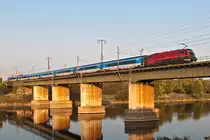 Railjet 370 (Graz-Prag) überquert am späten Nachmittag des 05.10.2015 die neue Donau in Wien.