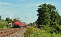111 084 fuhr am 03.08.2015 mit einem RE von Emden nach Münster, hier südlich von Leer.
