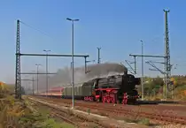 Am Sonnabend dem 10.10.2015 brachte 01 150 den Sonderzug DPF61710 von Bielefeld nach Weimar. Die Aufnahme entstand wenige Meter vor dem Tagesfahrtziel. Während der Zug am Abend mit E-Lok 127 001 wieder nach Bielefeld zurück fuhr, bleibt 01 150 für eine Woche in Weimar und bringt am kommenden Sonnabend einen Sonderzug von Weimar(Halle/Saale) nach Würzburg (nostalgiezugreisen.de)