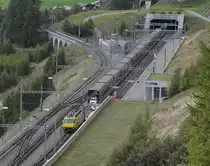 Autoverlad Vereina - Kurz nach dem Ende des 19 km langen Vereinatunnels endet die Fahrt des Autoverladezuges auf Engadiner Seite in Sagliains. Am 24.09.2015 steht die gelbe Ge 4/4 III 644  Savognin  in der Station Sagliains.