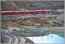 R1633 mit ABe 8/12 3508 unterwegs Richtung Süden am Ufer des Lago Bianco. (08.10.2015)