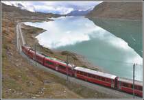 R1633 mit ABe 8/12 3508 unterwegs Richtung Süden am Ufer des Lago Bianco. (08.10.2015)