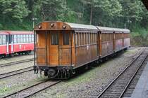 AFR TC07 und 3 weitere TC0x am 05.Juni 2014 in der Alishan Station. Die Wagen TC01-03 und TC05-09 wurden im Jahr 2005 auf Flachwagen aufgebaut. Das für den Kasten verwendete Holz stammt von dem über 1000 Jahre gigantischen alten Baum, welcher der Sacred Tree Station Ihren Namen gab. Leider stürzte diese geschütze Baum nach einem Blitzschlag um, sodaß sein Holz einer sinnvollen Verwendung zugeführt werden konnte.