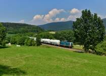 212 329 mit einem Spritzzug am 03.07.2015 bei Niederkandelbach.