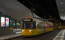Seit Ende August ist die neue Haltestelle Hauptbahnhof im Vollbetrieb, die Linei M5 verkehrt ja schon seit Dezember 2014 dorthin, zudem wurden auch die Linien M8 sowie M10 nach Moabit Lüneburger Straße verlängert. 

GT6 1051 als Linei M8 am Hauptbahnhof, 24.09.2015. 