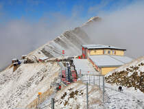 BRB: Überraschung, denn es hat letzte Nacht geschneit. Lea freut es besonders. Gäste kamen soeben mit dem Bähnli an (knapp sichtbar) und werden sich mehrheitlich im Berghaus verpflegen. Aufnahme vom 04. Okt. 2015, 10:45